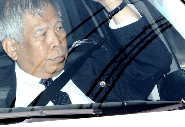 顔を伏せ神戸地裁に車で入る野々村被告とみられる男性＝２５日午前、神戸市中央区