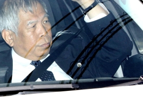 顔を伏せ神戸地裁に車で入る野々村被告とみられる男性＝２５日午前、神戸市中央区