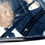 顔を伏せ神戸地裁に車で入る野々村被告とみられる男性＝２５日午前、神戸市中央区
