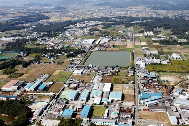 三木飛行場があった場所。真っすぐに続く道が面影を残す＝２０１２年１０月、三木市、稲美町境の上空から北西を望む（前田広之さん提供）