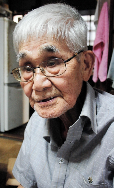 空爆、出征、抑留…。死と隣り合わせの記憶を抱く板東一郎さん。言葉に平和への願いがこもる＝南あわじ市福良乙