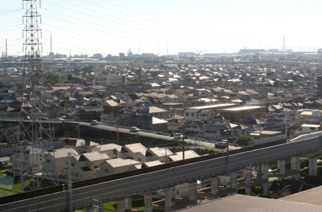 写真中央奥にあった加古川飛行場の周辺。工場や住宅が立ち並び、その面影はない