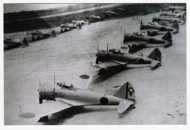 １９４４年ごろ、加古川飛行場に並んだ教育隊の飛行機（上谷昭夫氏提供）