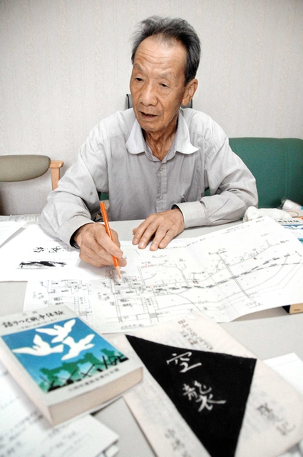 空襲の被害状況を記した自作の地図を示し、体験を語る中嶋宏次さん＝三田市桑原