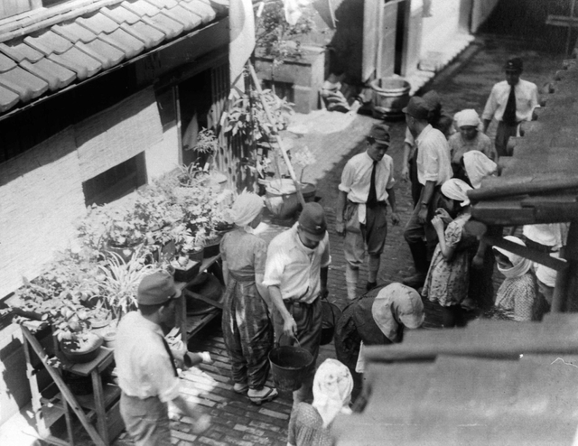 鍛治屋町で行われた防火演習。バケツを持つ男性が見える（１９４４年、木村二朗さん提供）