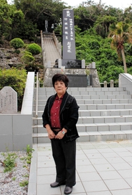 現在の「島守の塔」と屋冨祖なほ子さん