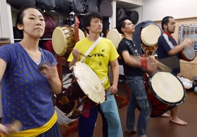 「遊合芸能チングドゥル」のメンバーと奏でるパクウォンさん（左から２人目）＝神戸市長田区二葉町２、スタジオ・長田教坊（キョバン）（撮影・宮路博志）