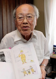 学徒動員中の様子が描かれたイラストを手に当時を振り返る山田勝己さん＝神戸市垂水区