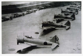 １９４４年ごろ、加古川飛行場に並んだ教育隊の飛行機（上谷昭夫氏提供）