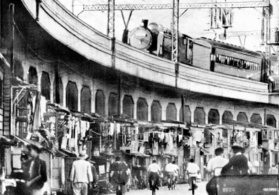 商店と住居が密集した高架下＝１９４８（昭和２３）年ごろの元町付近