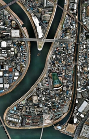 川で囲まれた尼崎・戸ノ内地区の航空写真。南端中央部にかかるのがモスリン大橋（尼崎市提供）
