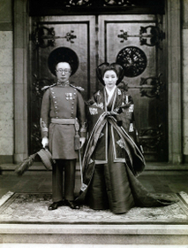 結婚式直前の溥傑氏（左）と浩さん（１９３７年、関西学院大博物館提供）