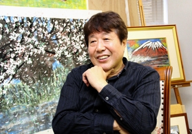 溥儀のおいで、国際的に活躍する画家の王昭さん＝東京都港区