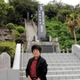 現在の「島守の塔」と屋冨祖なほ子さん