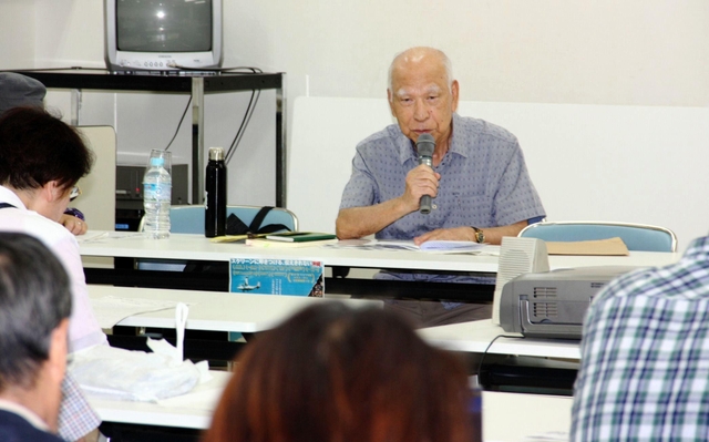 自らの戦争体験を語った大宮栄一さん＝明石市立市民会館