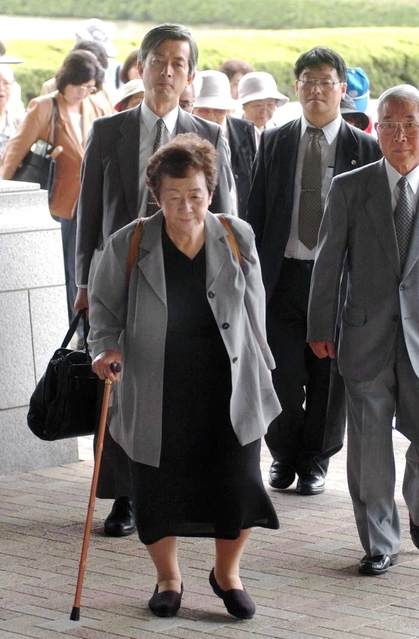 阪神高速倒壊訴訟の控訴審第１回弁論に臨む萬みち子さん＝２００３年７月２日、大阪高裁