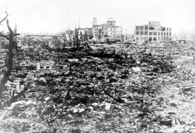 原爆投下後の広島。奥に残るのは原爆ドーム＝１９４５年８月１６日