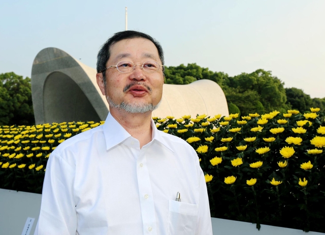 平和記念式典に出席し、慰霊碑の前で平和への願いを語る畑井克彦さん＝６日午前、広島市中区、広島平和記念公園