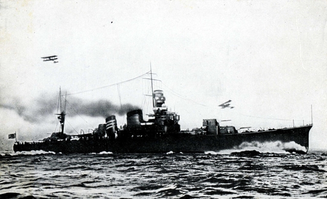 重巡洋艦「加古」。全長１８５．２メートル、全幅１６．９メートル、基準排水量８７００トン