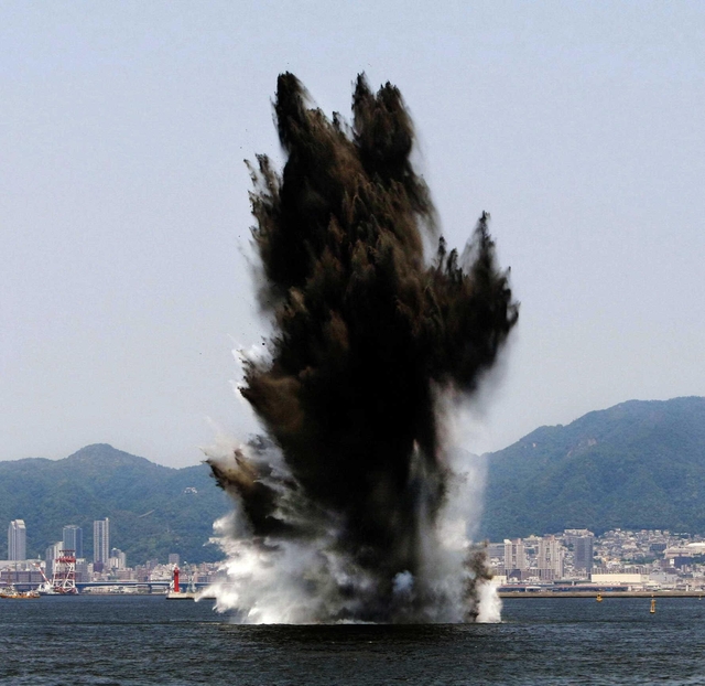 神戸港沖で発見され、爆破処理された機雷。水柱が噴き上がった＝２０１０年６月、六甲アイランド沖