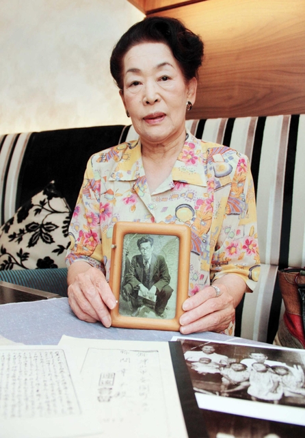原爆で犠牲となった藤間侃治さんの写真を手にする藤間昭代さん＝神戸市中央区