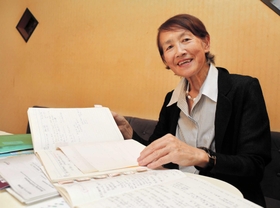 米国での講演に向け、資料を整理する千葉孝子さん＝芦屋市精道町