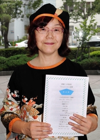 千葉さんに同行し、米国で平和コンサートを企画する池辺幸恵さん＝神戸市中央区東川崎町１