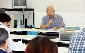 自らの戦争体験を語った大宮栄一さん＝明石市立市民会館