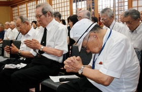 「無念は忘れない」。戦争で散った若い命をしのぶ法要の参列者ら＝春日寺