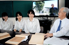疎開中の日記や手紙を手に思い出を語る安田さん（右）と、耳を傾ける久保田さん（右から２人目）ら高校生＝龍野高校