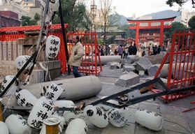 阪神・淡路大震災で倒壊した石の鳥居＝１９９５年１月１７日