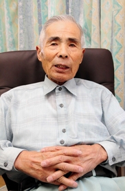 「多くの人が焼け死んだあの日を思い出すと涙がこみ上げてくる」と話す谷川静雄さん＝三木市吉川町