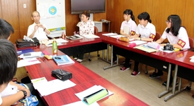 古石忠臣さんから体験を聞く新聞部員ら＝明石城西高校