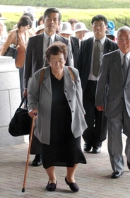 阪神高速倒壊訴訟の控訴審第１回弁論に臨む萬みち子さん＝２００３年７月２日、大阪高裁