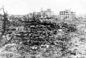 原爆投下後の広島。奥に残るのは原爆ドーム＝１９４５年８月１６日