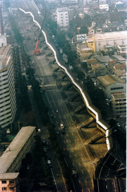 阪神・淡路大震災で横倒しになった阪神高速神戸線＝１９９５年１月１８日、神戸市東灘区