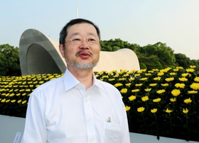 平和記念式典に出席し、慰霊碑の前で平和への願いを語る畑井克彦さん＝６日午前、広島市中区、広島平和記念公園