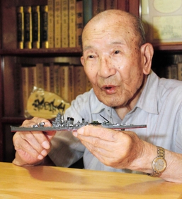 沈没当時の「加古」について語る元信号員の石上民夫さん＝洲本市宇山２