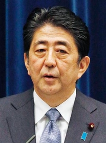 　戦後７０年談話を発表する安倍首相＝１４日夕、首相官邸