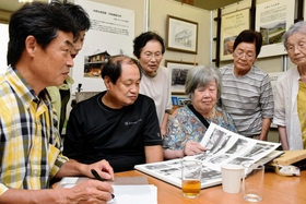 当時を知る高齢者から空襲のことを聞く門田会長（左）＝赤穂市坂越