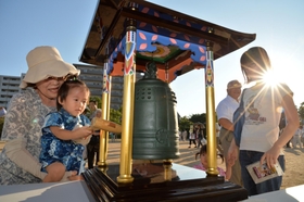 ７０回目の「終戦の日」を迎えた１５日、神戸市兵庫区の湊川公園では親子連れら約３００人が平和への祈りを込めて鐘を鳴らした。「二度と戦争はあかん」。澄んだ鐘の音が響く中、戦争を体験した男性が訴えた（撮影・笠原次郎）