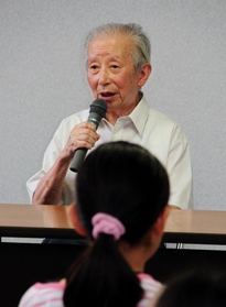 父を亡くした神戸空襲を語る根岸耕一さん＝神戸市立中央図書館