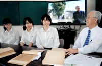 疎開中の日記や手紙を手に思い出を語る安田さん（右）と、耳を傾ける久保田さん（右から２人目）ら高校生＝龍野高校