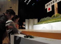 戦没者をしのんで献花する参列者＝姫路市市民会館