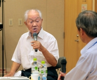 海軍飛行予科練習生時代を振り返る金澤儀景さん＝加古川市尾上町池田