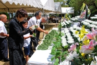 献花台に花を手向ける遺族ら＝三木市上の丸町