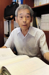 太平洋戦争中に投下された機雷の調査を続ける大井田孝さん＝神戸市中央区海岸通３、戦没した船と海員の資料館