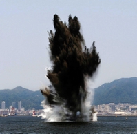 神戸港沖で発見され、爆破処理された機雷。水柱が噴き上がった＝２０１０年６月、六甲アイランド沖