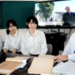 疎開中の日記や手紙を手に思い出を語る安田さん（右）と、耳を傾ける久保田さん（右から２人目）ら高校生＝龍野高校