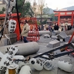 阪神・淡路大震災で倒壊した石の鳥居＝１９９５年１月１７日